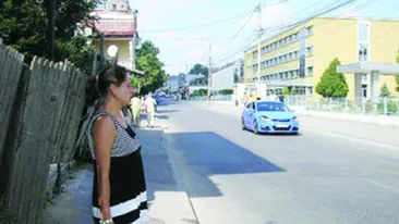 Doi adolescenti de 13 si 17 ani jefuiau femeile pe strada, smulgandu-le lantisoarele de la gat