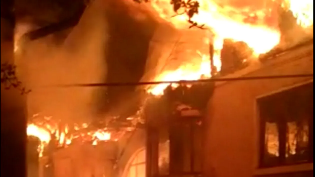 Incendiu devastator în Prahova! Patru case s-au făcut scrum. O femeie a ajuns la spital VIDEO