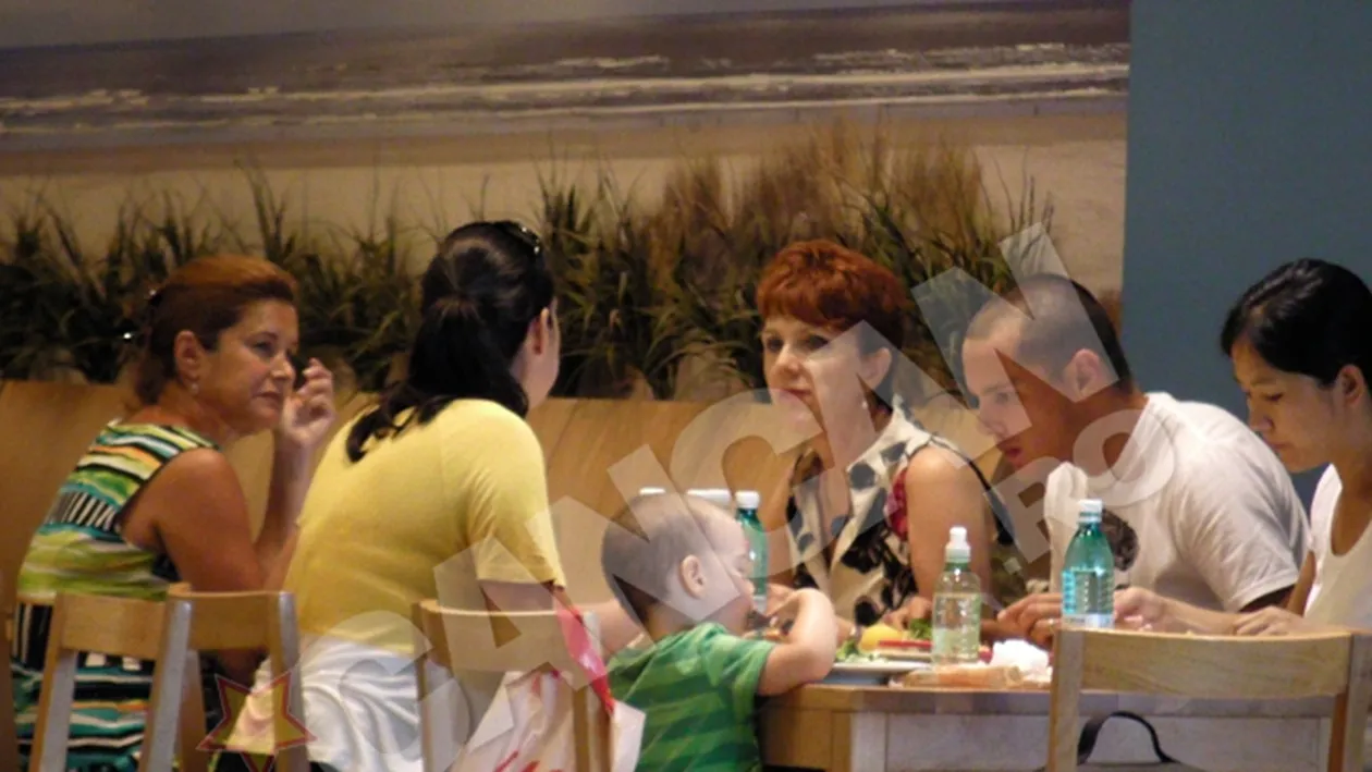 Vladut, mai atent cu familia si cu bona decat in fata portii