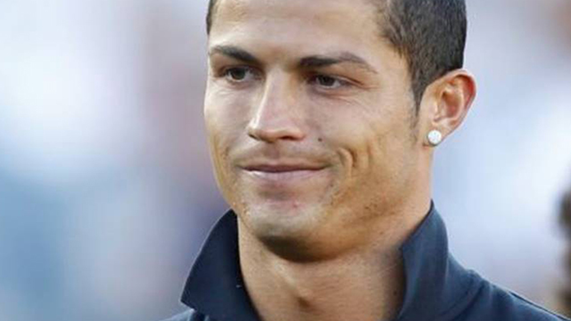 CRISTIANO RONALDO a fost fotografiat AŞA la piscină! Un detaliu jenant a ieşit la iveală