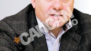 "Regele asfaltului" din Banat este inspirat de iubita lui, Marina Almasan, pe care o alinta cu vorbe dulci. Cornu scrie poezii pentru "randunica" lui