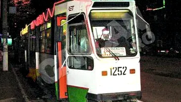 Un tramvai impodobit pentru sarbatori circula in Galati. Mos Craciun este vatman!