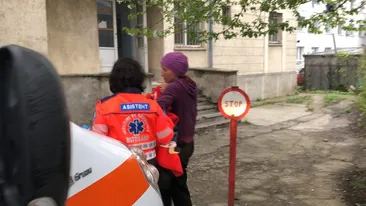 Caz incredibil în județul Botoșani. O mamă și-a opărit copilul de doar 2 ani cu apă clocotită. Care este starea micuțului