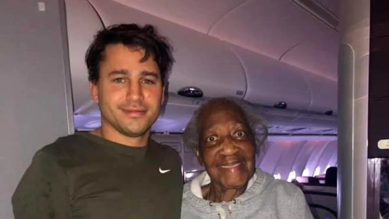 Gestul impresionant pe care l-a făcut un bărbat pentru o bătrână de 88 de ani, aflată alături de el în avion: ”Din bunătate, fără să îi ceară cineva”