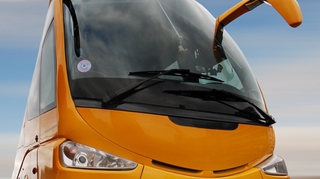 Un autocar a derapat pe DN 17 din cauza ninsorii