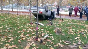 A fost găsit șoferul care s-a răsturnat cu mașina într-un parc din Timpuri Noi și a fugit de la locul accidentului
