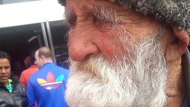 "Cel din poze este moş Pătru, din Vâlcea! A fost adus la cerşit aici, în Londra"! Cum arată ACUM bătrânul, după ce mai mulţi tineri români l-au luat de pe stradă, l-au bărbierit, frezat şi îmbrăcat