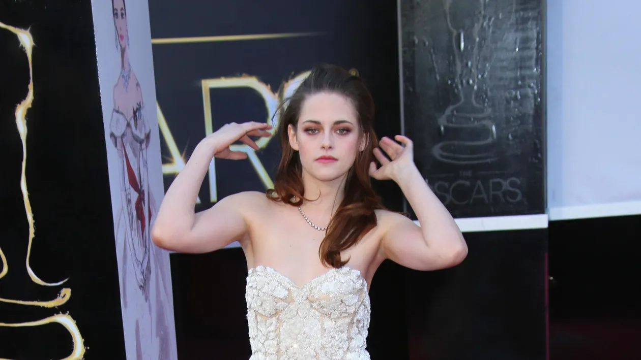 Imagini tulburatoare! Kristen Stewart a venit la decernarea premiilor Oscar in carje! Afla aici ce a patit actrita