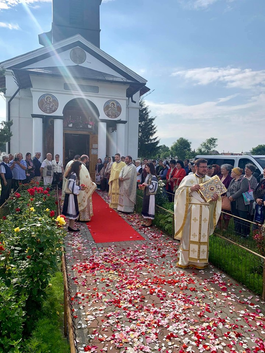 Episcopul Slatinei a fost așteptat cu un covor de petale de trandafir la Slătioara