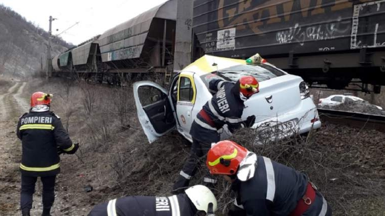 Taxi cu 2 clienţi, spulberat de un tren marfar la Orşova, după ce șoferul a forţat trecerea. Bilanțul victimelor