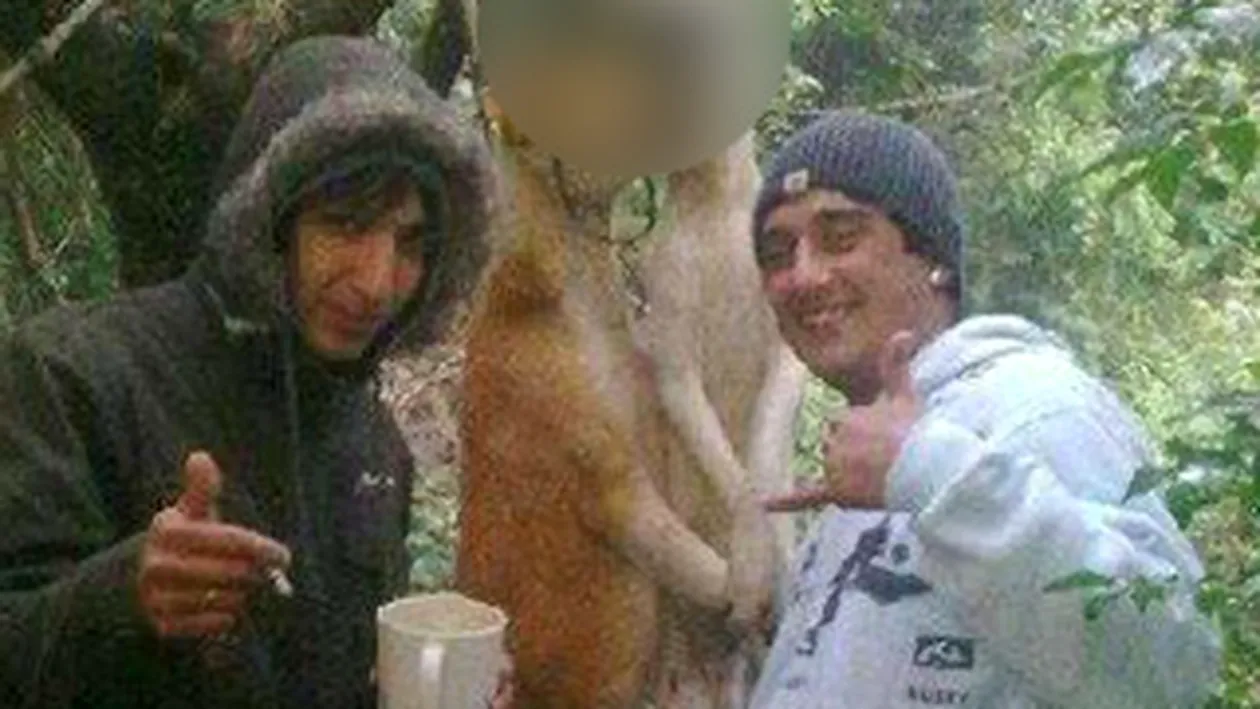 Internautii vor dreptate! Doi barbati sunt cautati pe un site de socializare pentru a fi predati politiei dupa ce au spanzurat doi caini!