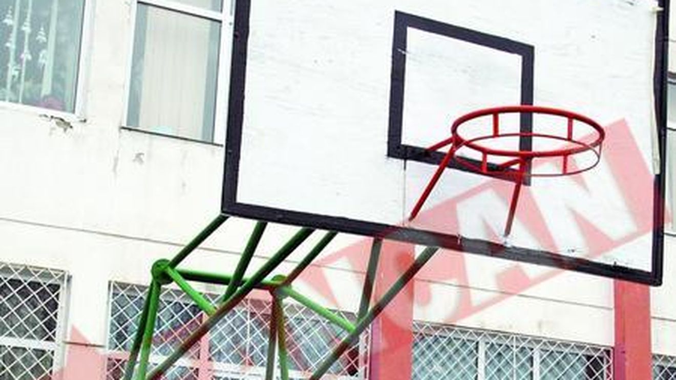 S-a spanzurat de cosul de baschet