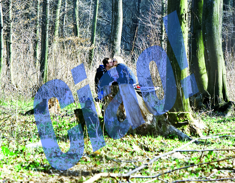 LOCUL 5 - Paparazzii Ciao! au fotografiat-o pe Raluca Moianu in compania amantului, initiind un preludiu in natura