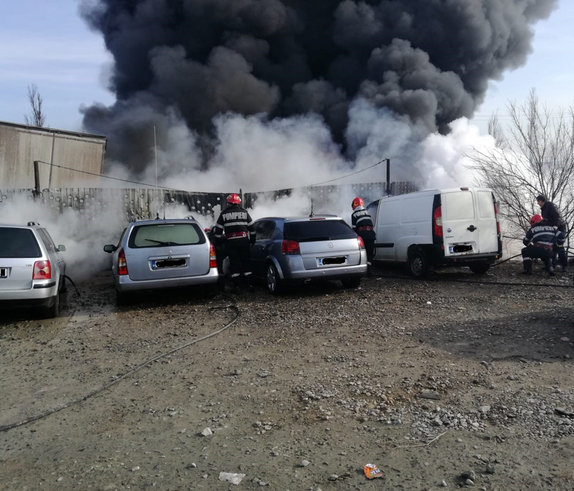 În incendiu au fost distruse numeroase vehicule