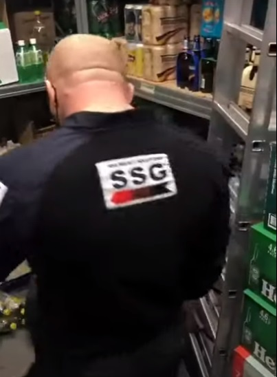 Doi agenți de la SSG au snopit în bătaie un bărbat bănuit că ar fi furat 8 role de cașcaval, dintr-un Mega Image