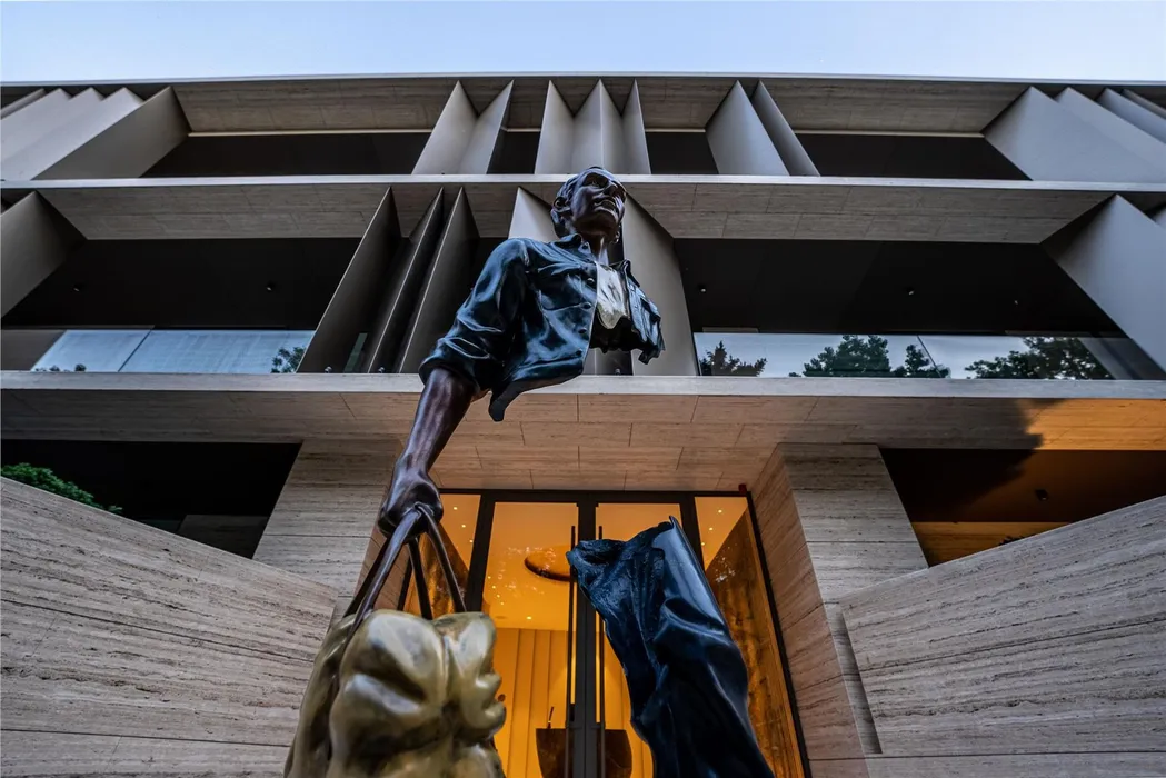 Cum arată apartamentul de 10 milioane de euro al lui Cosmin Olăroiu? E situat în centrul Bucureștiului