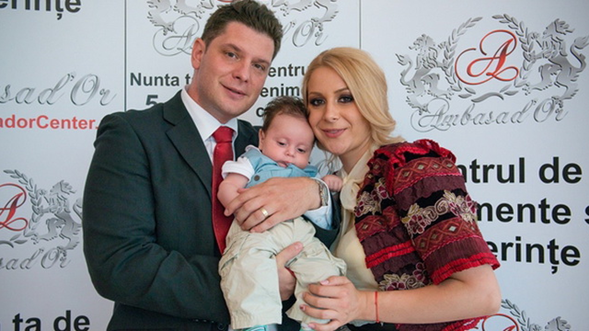Prezentatorul Loto 6/49 Marius Radmanastean si-a botezat in weekend primul copil. "Nu a plans deloc si i-a zambit preotului"