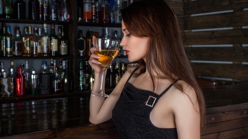 A ieșit pentru prima dată la o întâlnire cu un bărbat. Trebuia să fie cea mai frumoasă seară, dar ce a urmat întrece orice imaginație. Cineva s-a apropiat de ea și...
