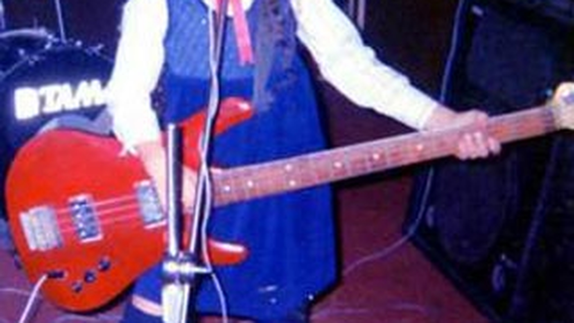 De mica i-a placut muzica! Ghici cine este cantareata din poza care a ajuns una dintre cele mai sexy artiste si mamici