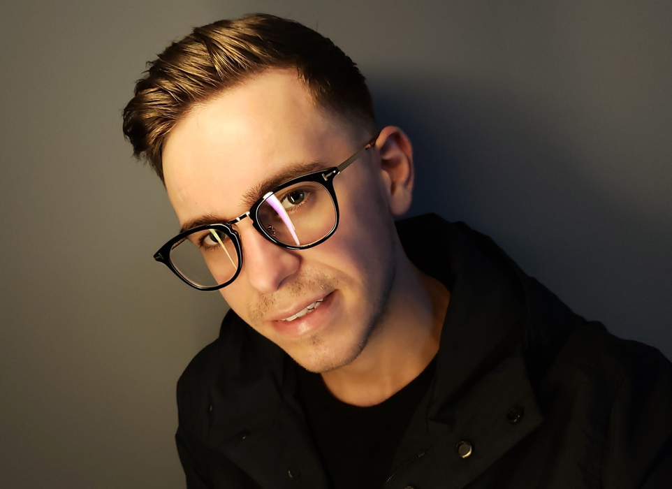 Ce mult s-a schimbat viața lui Narcis Ianău după participarea la Românii au Talent: “Am fost hărțuit doar pentru că eram diferit”. Artistul își dorea să devină preot