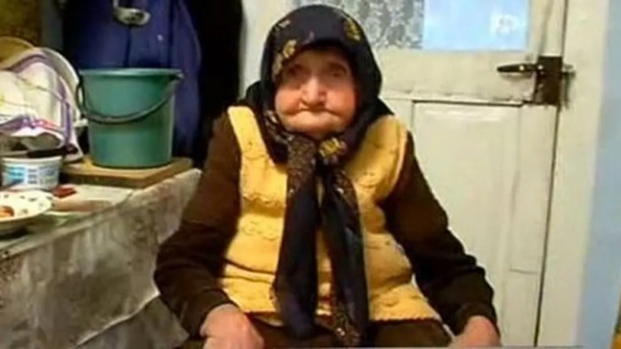La 93 de ani, mamaia Maria îşi taie singură lemnele şi îşi alină singurătatea împletind! Femeia este văduvă şi şi-a îngropat 5 copii