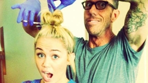 Miley Cyrus, invelita intr-un prosop, cu sanii la vedere! Nu a avut nici o jena cand a facut asta! Imaginile sunt deja pe internet