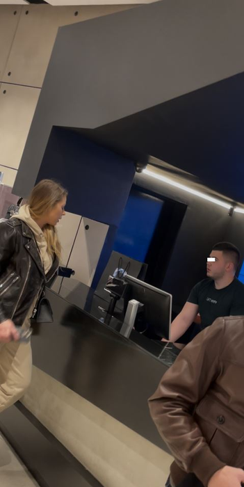 Roxana Nemeș discută cu băiatul de la casa de marcat (Foto: CANCAN.RO)