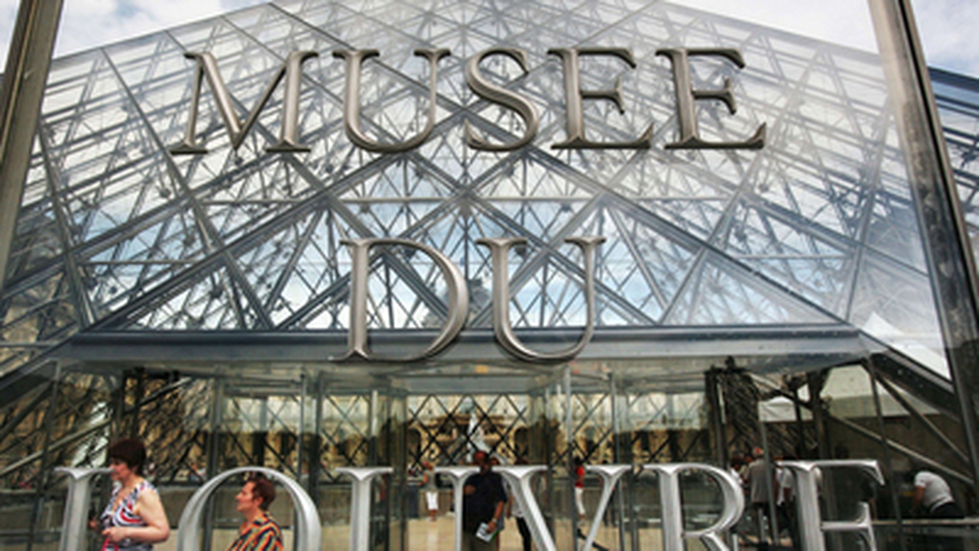 Hotii romani lovesc din nou! Un grup de “gainari” a reusit sa inchida cel mai celebru muzeu din Paris!