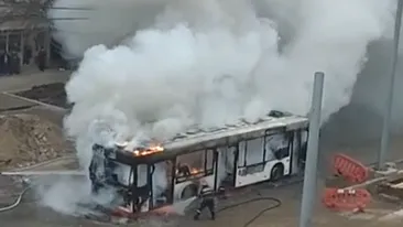 Călătoria groazei! La Galați, un autobuz, cu zeci de oameni în interior, a luat foc în timpul mersului
