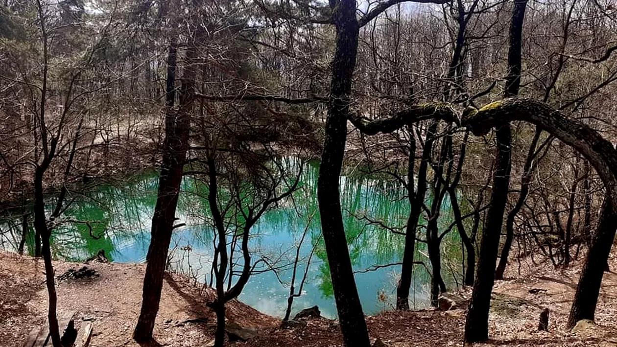 Lacul din România care își schimbă culoarea. Este singurul din lume! Zona este declarată arie protejată