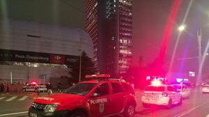 Incendiu la Promenada Mall din Capitală! Oamenii au fost evacuați de urgență