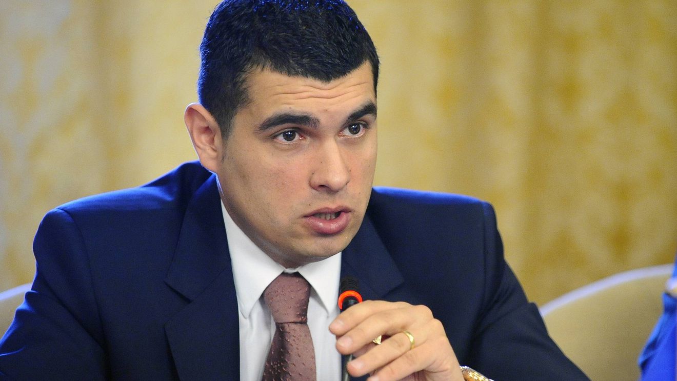 Nasul Elenei Basescu, prins in pozitie de... flirt! Cine e femeia pe care vrea sa o cucereasca in miez de noapte