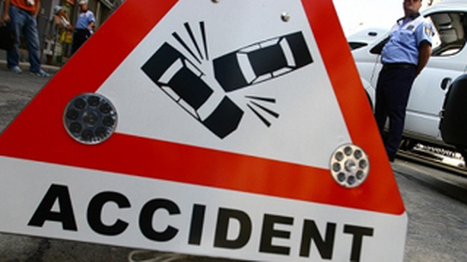 Patru persoane au fost ranite dupa un accident in lant