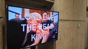 Un videoclip fals a stârnit rumoare într-o instituție federală din SUA. În imagini, Donald Trump apare lingându-i degetele de la picioare lui Elon Musk