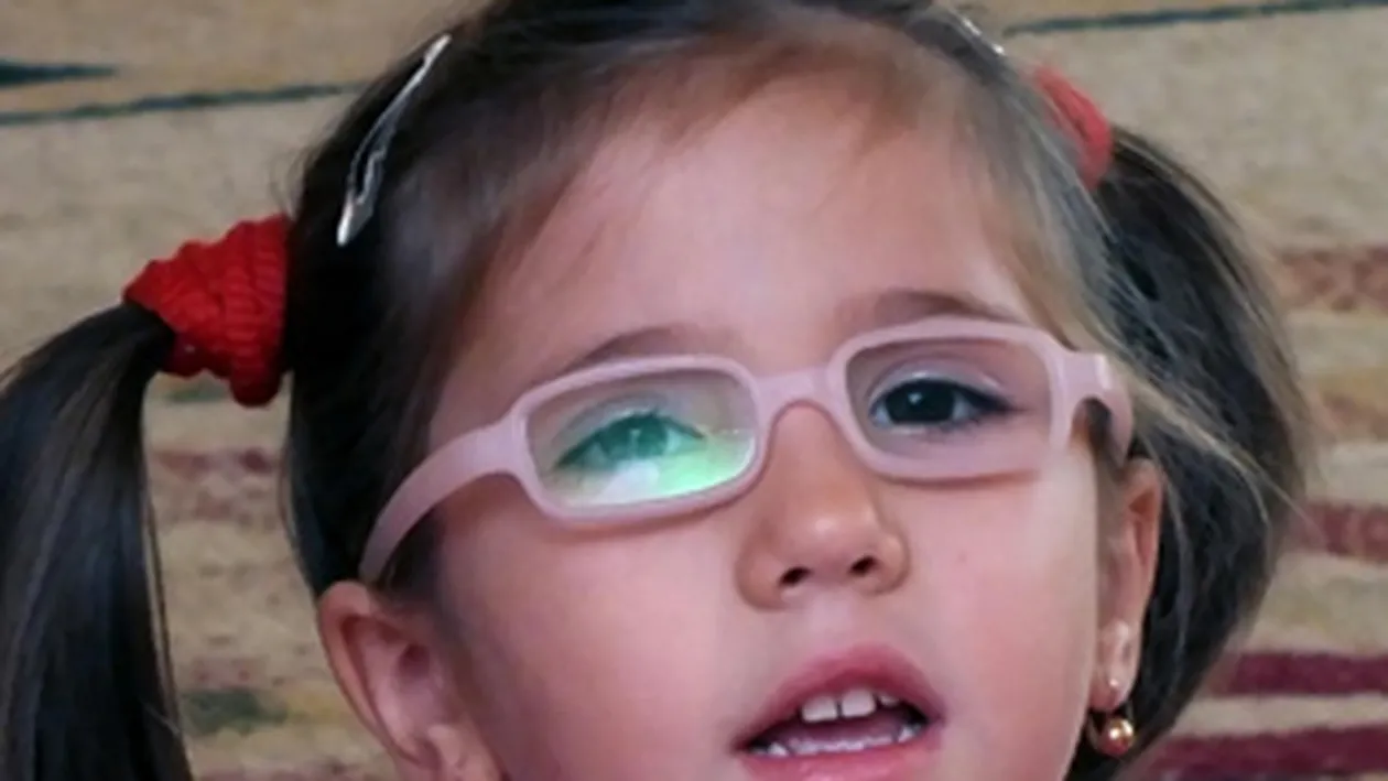 Ajuta-ne s-o ajutam pe Bibi!. Colegii de la gradinita ai unei fetite bolnave de cancer isi vand jucariile ca sa o ajute!