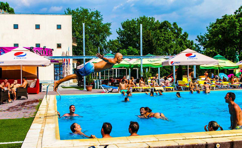 Piscina Apa Nova este, la rândul ei, foarte frecventată de clienţi