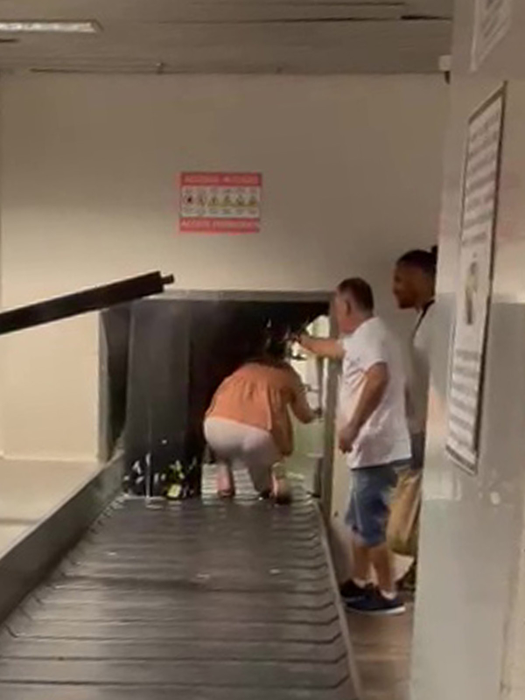 Scene de "Cascadorii râsului" pe una dintre benzile de bagaje de la Aeroportul Henri Coandă (Foto: captură video)