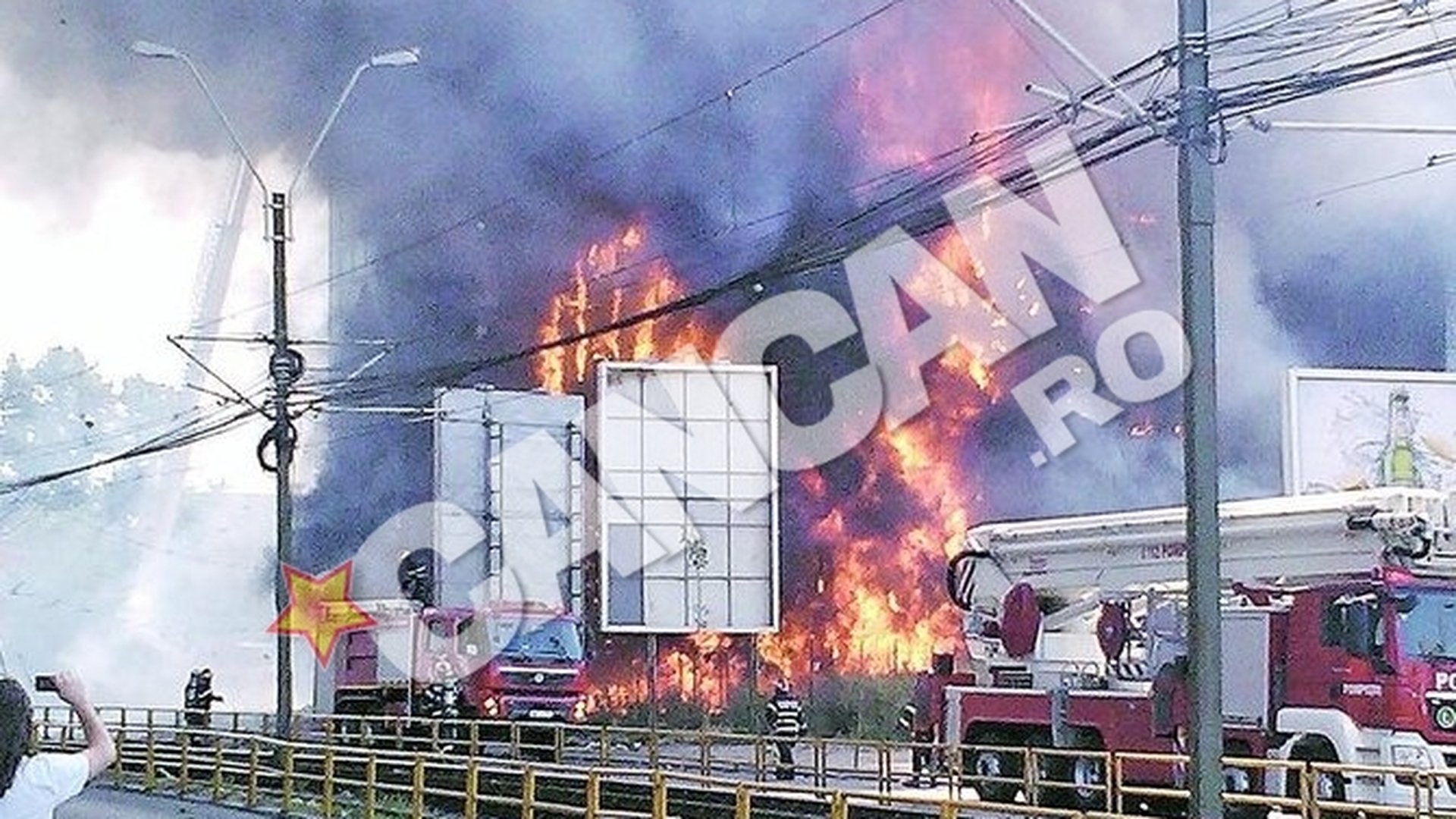 Un incendiu a distrus o cladire de opt etaje aflata langa doua benzinarii. Cartierul Militari, la un pas de dezastru