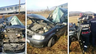 Autoturism spulberat de tren la Arad! Șoferul este în stare gravă