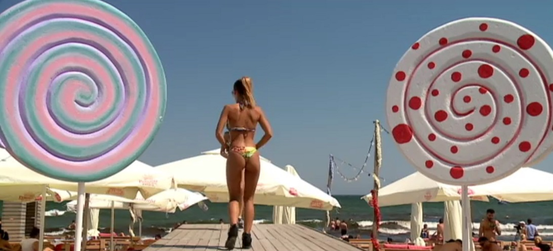 Parada costumelor de baie pe litoral: noul trend de bikini la Mamaia în august 2018