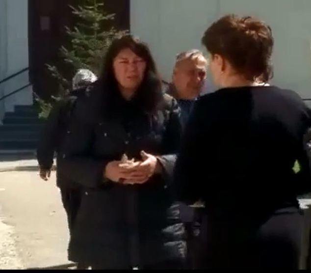 Mama fetiţei a fost distrusă de durere după ce şi-a pierdut fiica în avalanşă. Sursa foto: wowbiz.ro