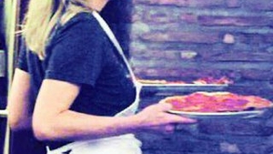 A dat stralucirea de pe covorul rosu pe bucatarie! "Pizzareasa" Sharon Stone