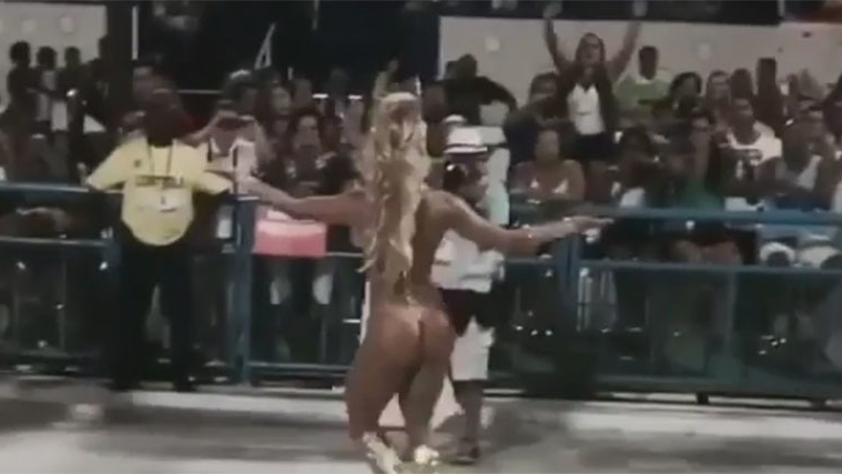 Presupusul tată al fetiţei Amaliei Enache, imagini fierbinţi la Carnavalul de la Rio! Mişcările acestei dansatoare aproape GOALĂ i-au înnebunit pe bărbaţi
