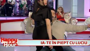 Nicoleta Luciu s-a facut fata rea! Uite-o cum danseaza senzual in poala unui barbat insurat! Oare ce crede iubitul ei, Zsolt?