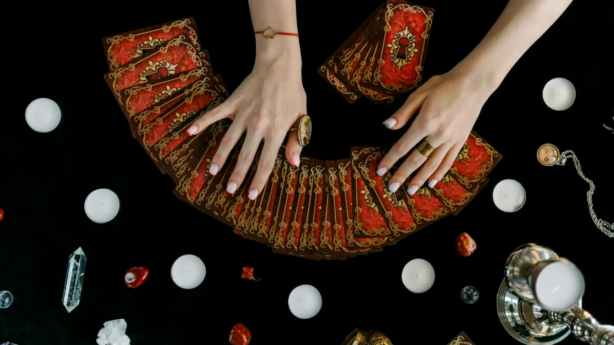 Cartea de Tarot a zilei de 5 ianuarie 2026. Trei de Cupe aduce bucuria care se naște din prietenie și momente împărtășite