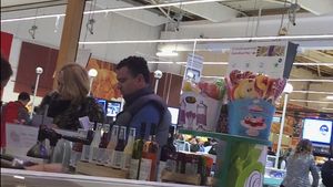Imagini în premieră. E prima relaţie pe care şi-o asumă după divorţ. Dana Săvuică & iubitul nu se ascund: formează un cuplu, dar totul până la... portofel!