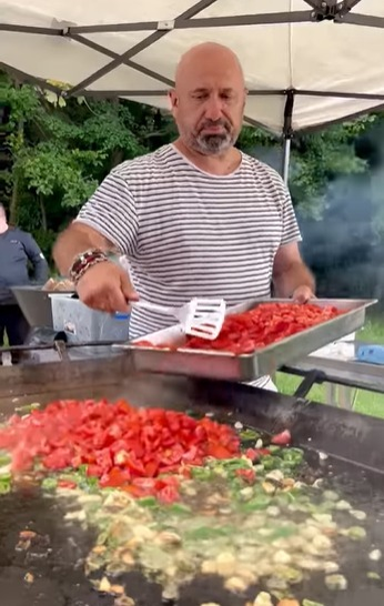 Cătălin Scărlătescu, surprins în timp ce gătește / sursă foto: social media