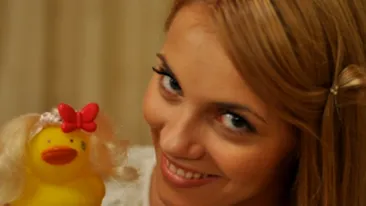 Andreea Ibacka este socata de noua moda din manichiura: oja care se crapa!