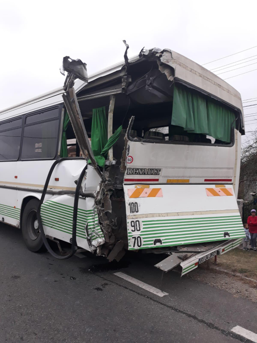 Accident violent în Gorj, după ce două autocare pline cu muncitori s-au ciocnit. Sunt mai multe victime