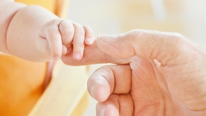 Un bebeluş a murit după ce tatăl său l-a uitat în maşină. Ce s-a întâmplat cu bărbatul